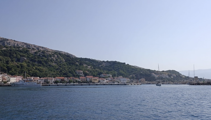 Kraj Baška na otoku Krk, kjer Varna hiša Pomurja organizira letovanja. | Foto: Varne hiše Pomurja