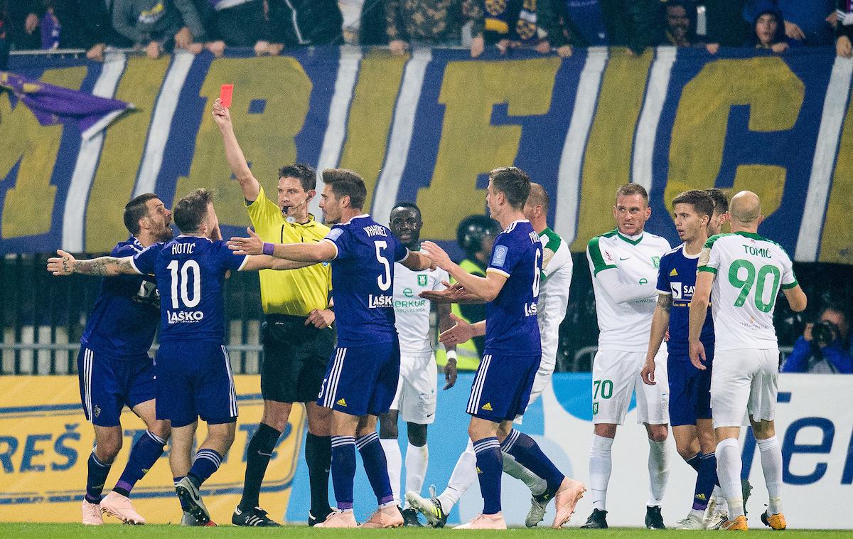 NK Olimpija NK Maribor | Dogodki v 80. minuti dvigajo veliko prahu. Takrat je sodnik Matej Jug Luki Zahoviću pokazal rumeni karton, Dinu Hotiću pa rdečega. | Foto Mario Horvat/Sportida