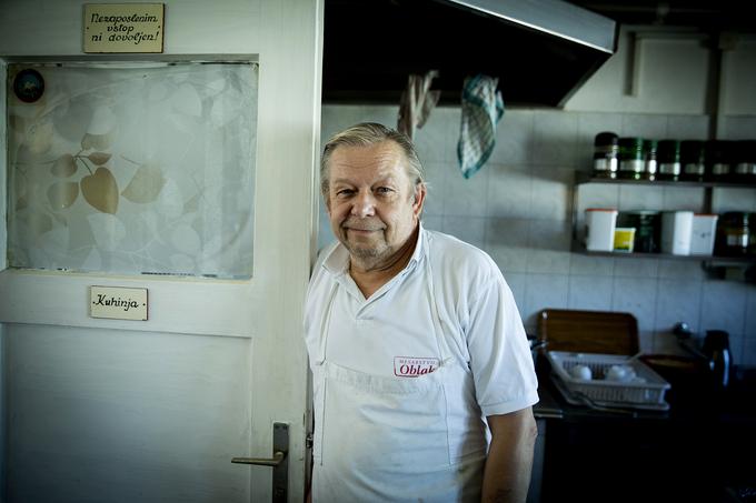 Razen vnukinje in občasno televizije, ki bi jo gledal pol ure na teden, ničesar ne pogreša. "Sem samotar in tudi če je zaradi slabega vremena koča prazna, mi ni hudega," pravi kuhar na Staniču. | Foto: Ana Kovač