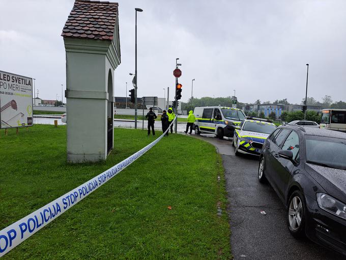 Policisti občane naprošajo, da upoštevajo njihova navodila in z zadrževanjem na kraju dogodka ne ovirajo dela intervencijskih služb.  | Foto: Siol.net