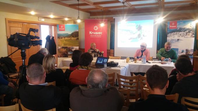 Ernesto Kovač (na fotografiji skrajno levo), predsednik Združenja slovenskih žičničarjev, je predstavil položaj slovenskih smučišč. Na fotografiji sta še direktorica družbe Hotel Cerkno Manuela Božič Badalič in Srečko Retuznik, direktor RTC Krvavec, ki je gostil današnjo predstavitev. | Foto: A. T. K.