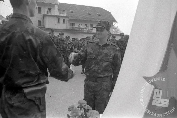 V spomin na prihod prvih nabornikov v slovensko Teritorialno obrambo 15. maja praznujemo dan Slovenske vojske. Na fotografiji: prisega nabornikov v učnem centru na Igu. | Foto: Tone Stojko/Muzej novejše zgodovine Slovenije