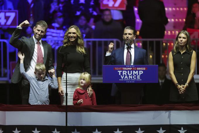 Kai Trump (na desni) v družbi očeta Donalda Trumpa Jr. (za govorniškim odrom) in strica Erica Trumpa (na levi) ob boku žene Lare, hčerke Caroline in sina Luka. | Foto: Guliverimage