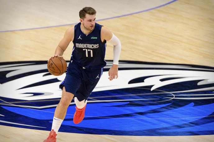 Luka Dončić | Luka Dončić v središču pozornosti svojih reprezentančnih soigralcev | Foto Guliver Image