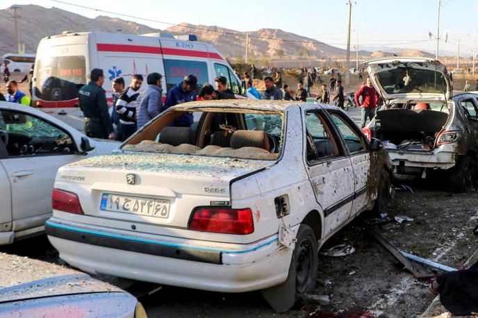 Kerman, Iran | Oblasti v Teheranu so sicer že kmalu po napadu za obe eksploziji obtožile teroriste, vendar niso natančno definirale, za katero skupino naj bi šlo. Danes je odgovornost za napad prevzela Islamska država. | Foto Reuters