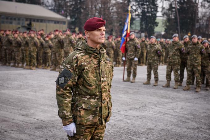 Brigadir Robert Glavaš se je rodil leta 1962, v Slovenski vojski je zaposlen od leta 1991. Na fakulteti za pomorstvo in promet je opravil specializacijo iz prometnih ved, do imenovanja za načelnika pa je bil na položaju namestnika nekdanje načelnice Ermenčeve. Z družino živi v Ilirski Bistrici. | Foto: STA ,