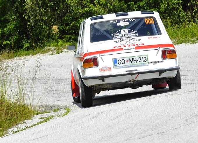 Tekmovalna stoenka na slovenskih relijih. Vozita jo Andrej Mihevc in njegova sovoznica Barbara Tolar. | Foto: Gregor Pavšič