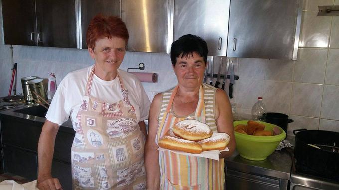 Kuharica in njena pomočnica s primerki tako iskanih flancatov. | Foto: A. T. K.