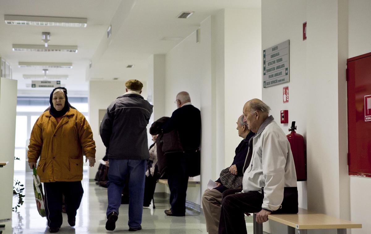 Čakalne dobe | Na ministrstvu za zdravje so na vprašanje STA, ali so imeli izvajalci dovolj časa za pripravo na pravilnik, odgovorili, da ta predvideva prehodne roke za pripravo na novosti. Kot je razvidno iz pravilnika, bodo imeli izvajalci za spremembe pri uvrščanju bolnikov na odpadle ali dodatne termine na voljo dva meseca. | Foto Matej Leskovšek