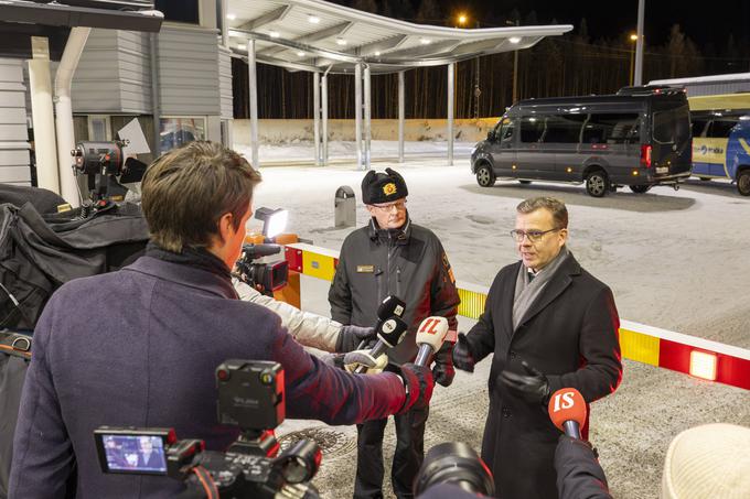 Finski premier Petteri Orpo je v ponedeljek obiskal mejni prehod Vartius. Ob njem je načelnik finske mejne straže, generalpodpolkovnik Pasi Kostamovaara. Orpo je ob obisku mejnega prehoda novinarjem povedal, da obstajajo znaki organiziranega ruskega spodbujanja velikega števila nezakonitih migrantov, ki skušajo priti na Finsko. | Foto: Guliverimage