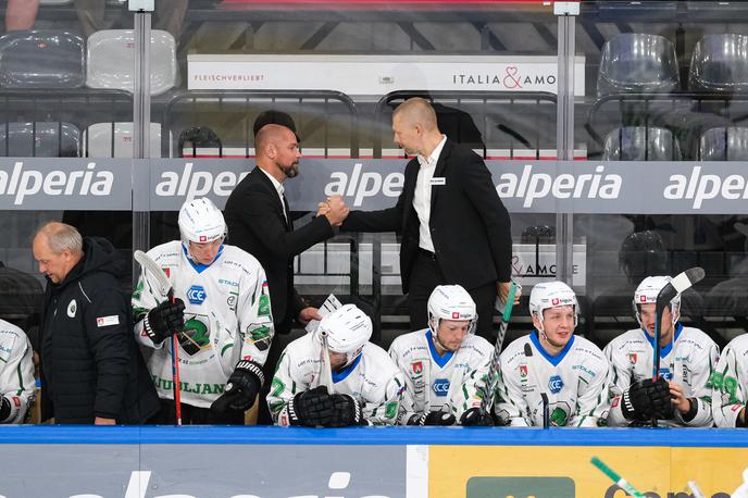 Bolzano HK Olimpija ICEHL Matic Kralj (levo) Mitja Šivic (desno) | Hokejisti Olimpije se z gostovanja pri zadnjem Linzu vračajo z eno točko. | Foto HCB/Vanna Antonello