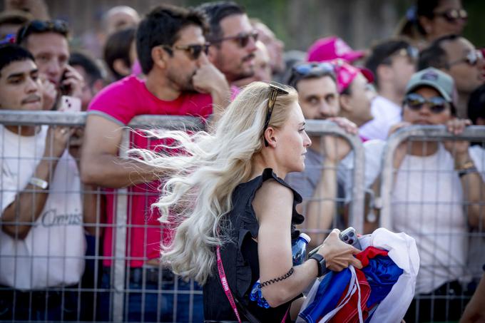 Urška Žigart s slovensko zastavo, ki jo je Pogačarju v Rim pripeljal Koncilija. | Foto: Ana Kovač