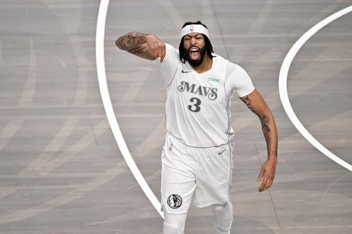 Dallas Mavericks Anthony Davis | Strašni Anthony Davis je na prvi tekmi za Dallas Mavericks že v prvem polčasu dosegel dvojni dvojček, se je pa v drugem polčasu poškodoval. | Foto Reuters