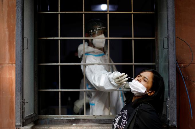 V Indiji so od začetka epidemije potrdili že več kot osem milijonov okužb z novim koronavirusom. | Foto: Reuters