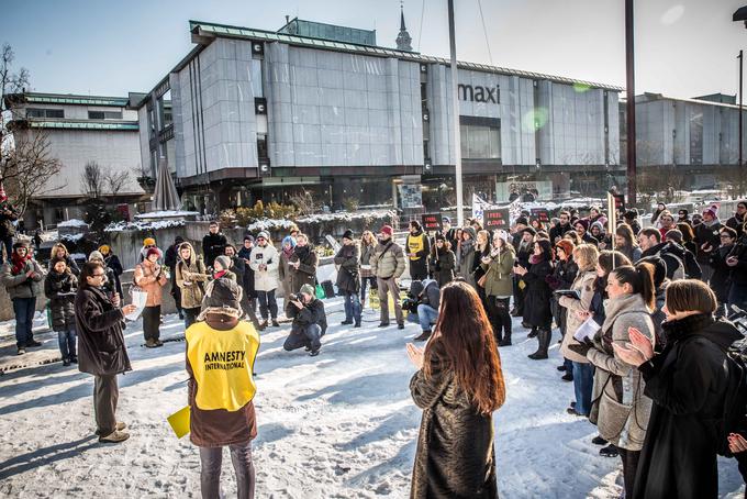 Pred državnim zborom so svoje zgodbe brali tudi begunci iz Slovenije. | Foto: Vid Ponikvar