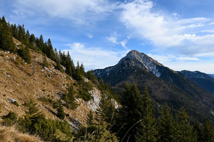 Pred zaključnim vzponom po vzhodnem pobočju pogled na Storžič | Foto: Matej Podgoršek