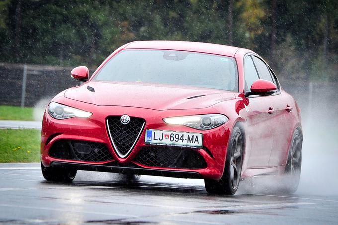 Nova alfa romeo giulia po besedah Klausa Busseja, vodje oblikovalskega oddelka Centro Stile, gleda po moško.  | Foto: Ciril Komotar