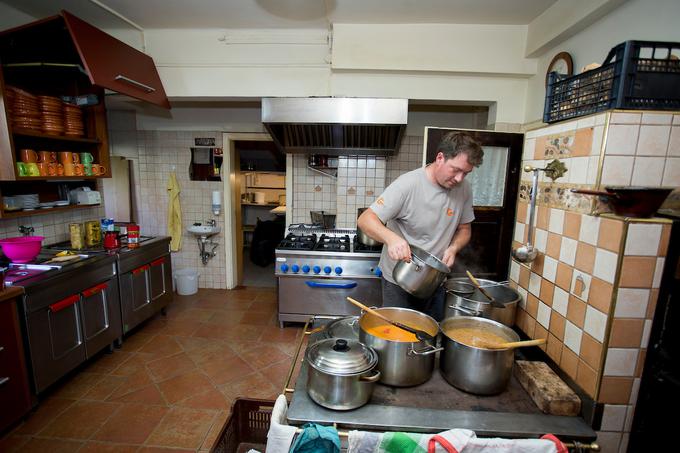 Pred skoraj dvema desetletjema je bilo ob koncu tedna in praznikih dovolj, če so za delo poprijeli člani družine Vogelnik, zdaj jim ob konicah na pomoč priskoči deset ljudi ali več. Na veliki šmaren jih je kuhalo in streglo kar 16. (Na fotografiji je kuhar Miha Mokorel.) | Foto: Urban Urbanc/Sportida