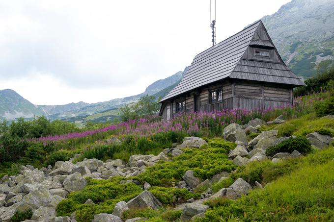 Idilična koča pri najmanjšem od petih jezer v dolini Pieciu Stawow. | Foto: Matej Podgoršek