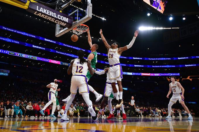 Kristaps Porzingis je bil z 28 točkami najboljši strelec Bostona v Los Angelesu. | Foto: Reuters