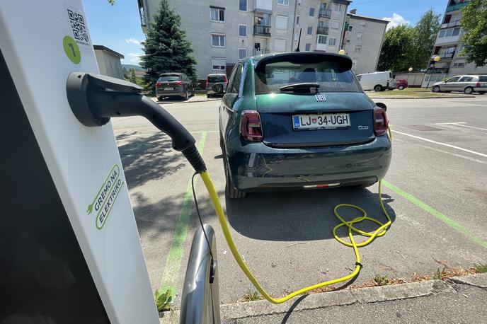 Mini fiat 500 e | Električnih polnilnic v Sloveniji ni malo, še posebej se hitro širijo v mestih. Slabša pa je kombinacija klasičnih polnilnic AC in tistih “hitrejših” DC z enosmernim tokom. Take pogrešamo predvsem na podeželju. | Foto Gregor Pavšič