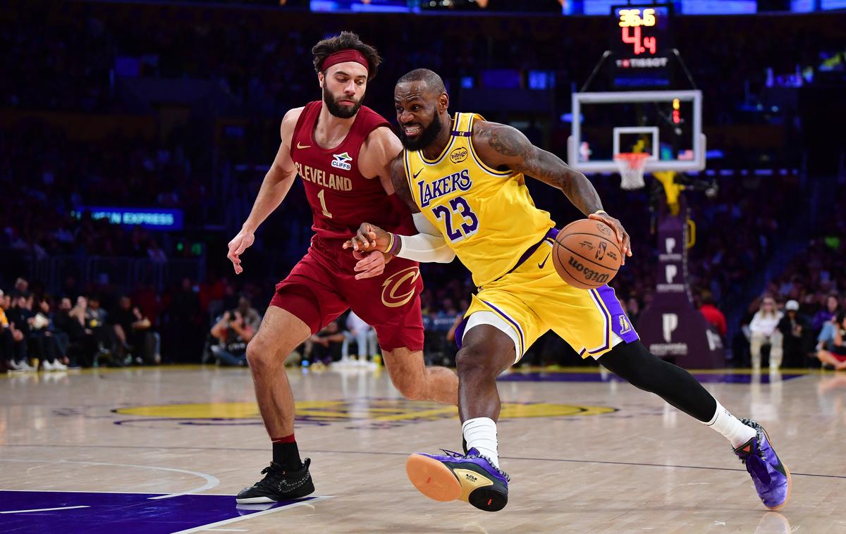 LeBron James Los Angeles Lakers Cleveland Cavaliers | LeBron James je prvo tekmo kot 40-letnik odigral proti Cleveland Cavaliers. | Foto Reuters