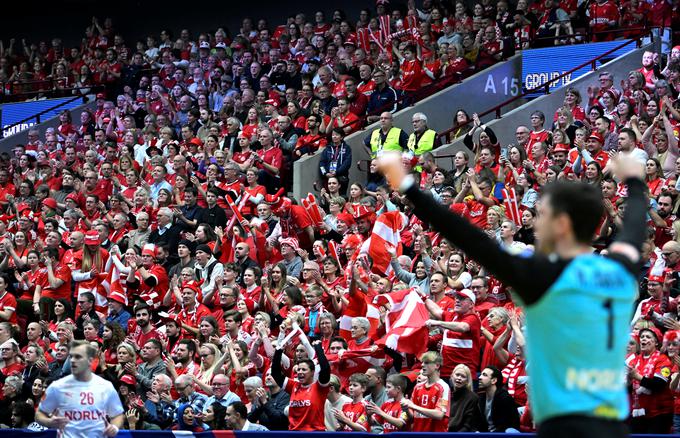 Danski navijači so se zapeljali čez Oresundski most in v Malmöju pomagali reprezentanci do zmage in prvega mesta v skupini. | Foto: Reuters