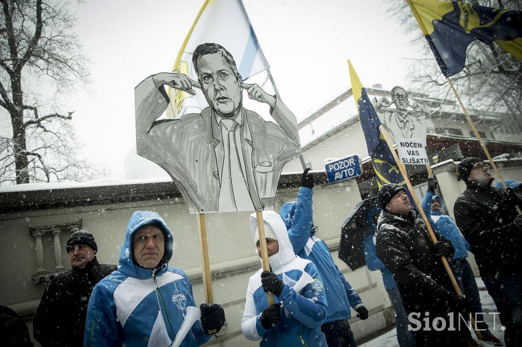 protest policistov pred vlado