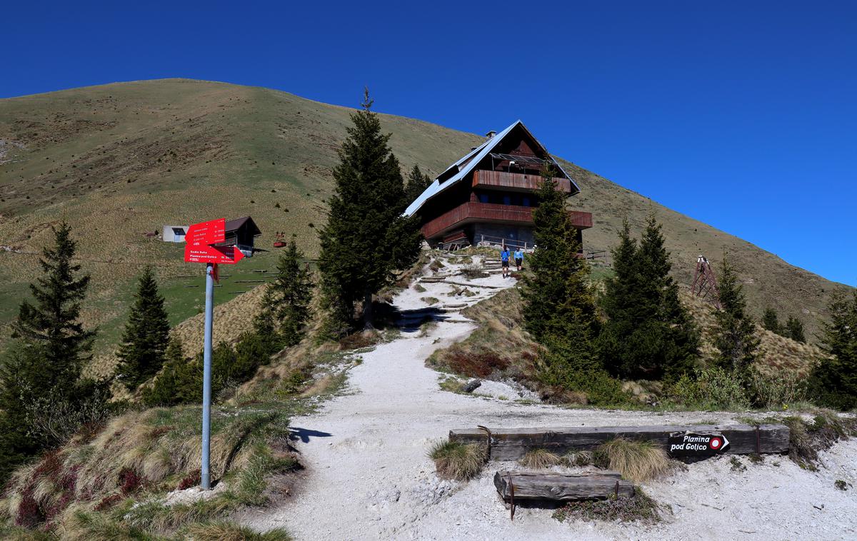 koča na Golici | V minulem letu so v društvu največ aktivnosti za izboljšanje poslovanja usmerili v Kočo na Golici, ki je edina v oskrbi društva. Z novim rezervacijskim sistemom in prisotnostjo na družbenih omrežjih ter z drugimi ukrepi jim je uspelo promet v koči povečati za 50 odstotkov v primerjavi z letom pred tem. | Foto Matej Podgoršek