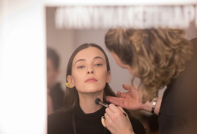 Čopič bo poskrbel za rahlo nanašanje podlage. | Foto: Guliverimage