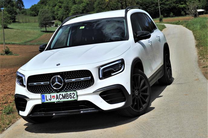 mercedes GLB | Novi mercedes-benz GLB izstopa iz okvirjev klasičnih avtomobilskih razredov. Je oglat, prostoren in ima tudi zanimive mere. Sodi med modela GLA in GLC, a od tega je krajši le za dobra dva centimetra. | Foto Gregor Pavšič