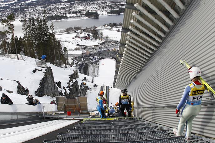 Vikersund | V naslednji sezoni bodo v Vikersundu letela tudi dekleta. | Foto Reuters