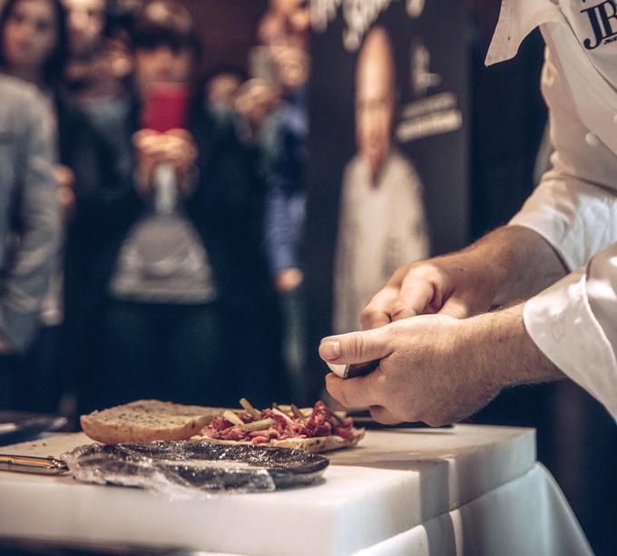 Uroševa kuhinja je tradicija, ljubezen do doma, kvaliteta, svežina, skrb za zdravo in polno prihodnost. Uroš se po navdih se obrača v čas svojega otroštva, ko je v domači kuhinji dišalo po slovenskih jedeh. Jedi in sestavine, ki ga spominjajo na otroštvo, pripravlja na sodoben, zdrav način, jih začini s filozofijo francoske in mediteranske kuhinje. Takšni pa so tudi novi sendviči linije OMV VIVA.  | Foto: 