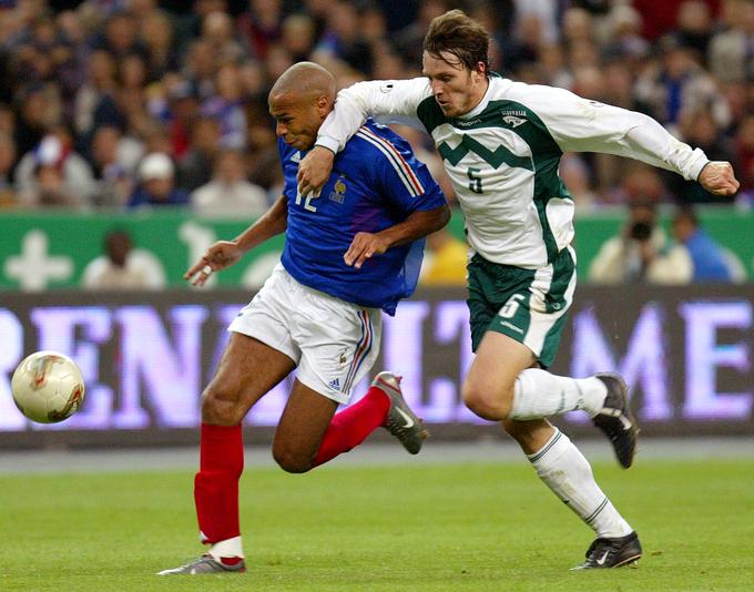 Francoski zvezdnik Thierry Henry je 12. oktobra 2002 na srečanju na Stade de Franceu povzročal velike težave Fabijanu Cipotu. Za galske peteline so v polno zadeli Steve Marlet (dvakrat), Patrick Vieira, Sylvain Wiltord in Sidney Govou. To je najvišji poraz Slovenije v zgodovini. | Foto: Reuters