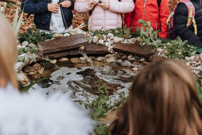 Zavetišče za zlate ribice Trajna | V gradbeni jami med Dunajsko cesto in Bežigrajskim dvorom so postavili zavetišče za zlate ribice. | Foto Amadeja Smrekar