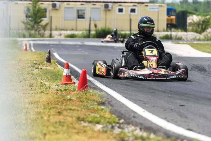 Kdor se z gokartom sreča prvič, se ne zna vanj niti pravilno usesti, kaj šele pravilno držati volan.  | Foto: Gašper Pirman Avtomobilizem.com