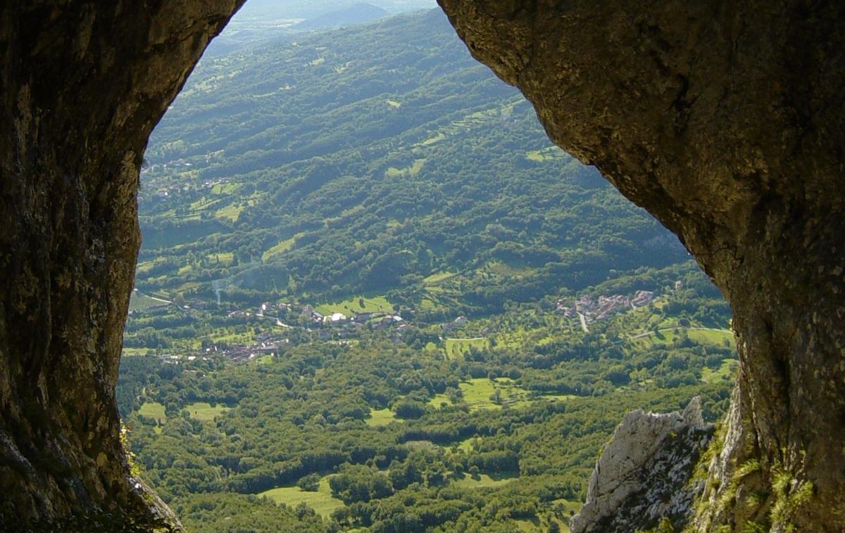 Otl | Naravni kraški most Otliško okno je priljubljena izletniška točka, ki ponuja razglede na Vipavsko dolino. | Foto TIC Ajdovščina