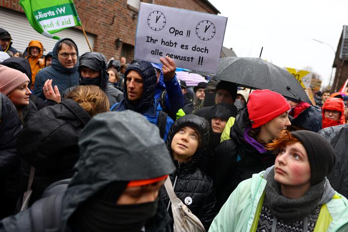 Greta Thunberg | Proti protestnikom, ki so se spopadli s policijo, je ta uporabila vodne topove, poroča nemška tiskovna agencija dpa. Tiskovni predstavnik policije je dejal, da je bilo treba uporabiti "takojšnjo prisilo", da bi protestnikom preprečili napredovanje do Lützeratha. | Foto Reuters