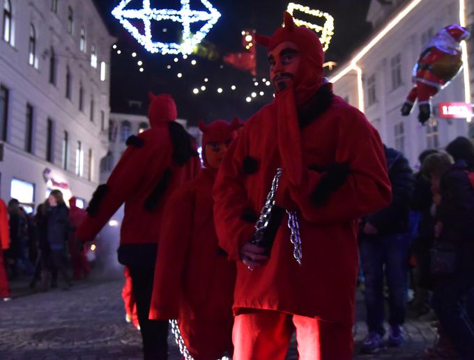 Pri tem so Miklavža spremljali parklji, vragi in zbor angelčkov, ki so otrokom delili pecivo, sadje in bombone.  | Foto: Bobo