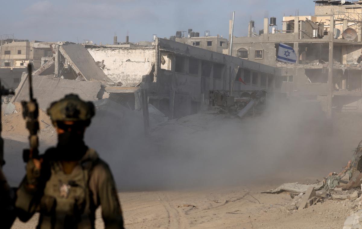 Gaza | Izraelske sile še naprej napadajo Gazo. V zračnih napadih je bilo ponoči in zgodaj zjutraj ubitih najmanj 18 ljudi, med njimi tudi ženske in otroci. | Foto Reuters