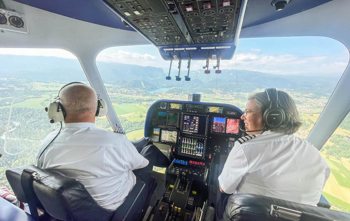 Cepelin goodyear blimp | Pilotska kabina je na las podobna tisti, z običajnih letal. Veliko je zaslonov, še več stikal, in veliko znanja je potrebnega za pilotiranje cepelina. | Foto Gašper Pirman