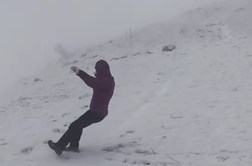 Zaradi obilnega sneženja promet marsikje oviran, težave povzroča tudi veter #video