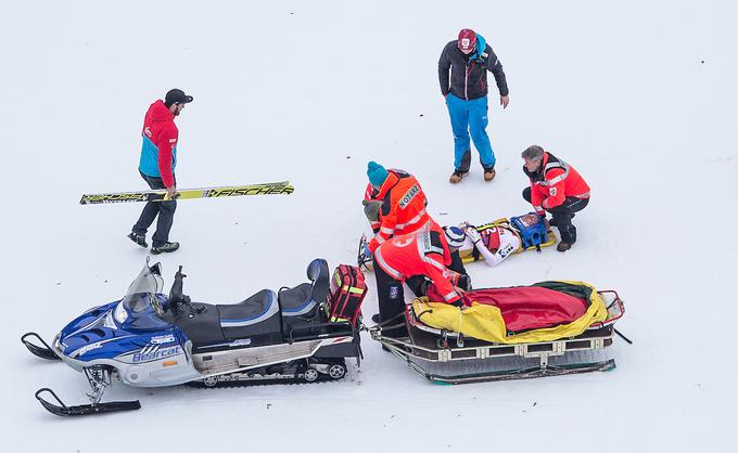 V kvalifikacijah jo je skupil avstrijski zvezdnik Gregor Schlierenzauer. Takole so ga v izteku oskrbeli reševalci. | Foto: Sportida