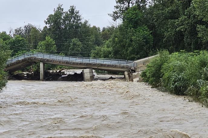 Dol pri Ljubljani, poplave, Telekom Slovenije, GVO | Čeprav je bila v poplavah na prizadetih območjih močno poškodovana, pretrgana ali zalita tudi kabelska infrastruktura Telekoma Slovenije, so njegovi strokovnjaki, skupaj s strokovnjaki podjetja GVO, prioritetno poiskali različne rešitve, da so prebivalcem v najkrajšem mogočem času zagotovili fiksne komunikacijske storitve.  | Foto Srdjan Cvjetović