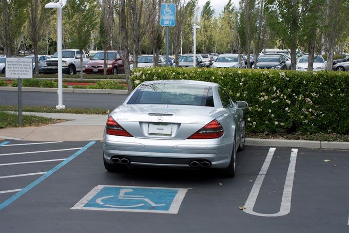 Še dve Jobsovi avtomobilski cvetki. V zadnjih letih pred smrtjo je vozil avtomobil Mercedes-Benz SL 55 AMG, na katerem nikoli ni bilo registrskih tablic. Pred podjetjem Apple je tudi vselej parkiral na mestu za invalide.  | Foto: 