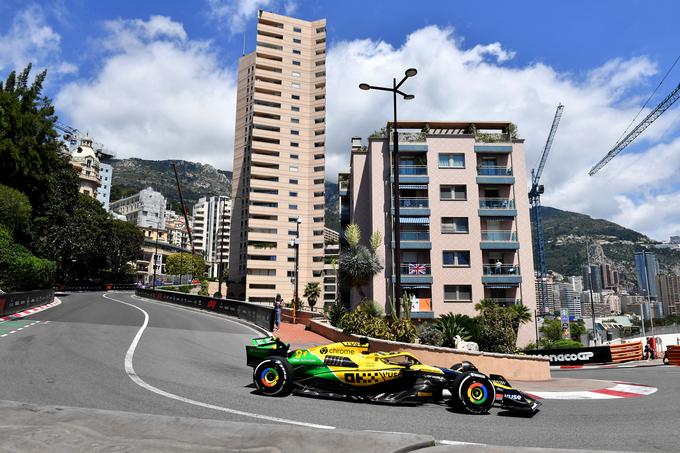 V McLarnu, poslikanem v barve čelade Ayrtona Senne, je bil drugi na kvalifikacijah Oscar Piastri. | Foto: Reuters