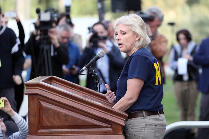 Jennifer Homendy iz nacionalnega odbora za varnost v transportu je povedala, da je pilot zaprosil in kljub gosti megli nad Los Angelesom tudi dobil posebno dovoljenje za polet.  | Foto: Getty Images