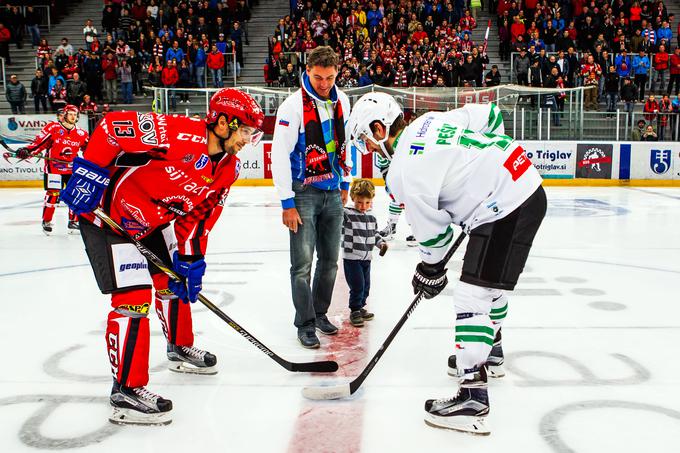 David Rodman je spet zaigral za železarje. Prvi plošček je vrgel jadralec Vasilij Žbogar. | Foto: HDD Jesenice, Drago Cvetanovič