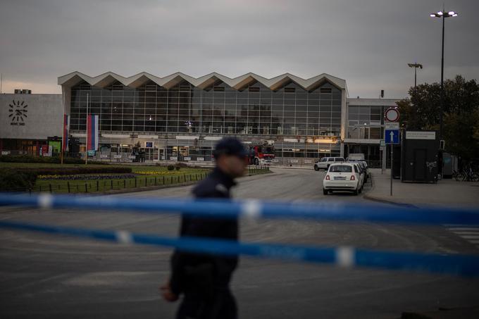 V ozadju železniška postaja, kjer se je zgodila tragična nesreča. | Foto: Reuters