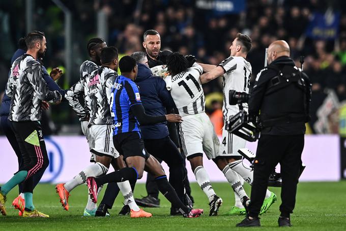 Juan Cuadrado je najprej odrinil, nato pa še udaril Samirja Handanovića. | Foto: Guliverimage/Vladimir Fedorenko